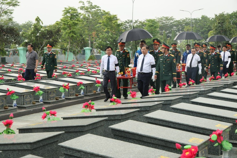 Phó Thủ tướng Thường trực Phạm Gia Túc và các đại biểu truy điệu hài cốt liệt sĩ - Ảnh: VGP Phó Thủ tướng Thường trực Phạm Gia Túc và các đại biểu truy điệu hài cốt liệt sĩ - Ảnh: VGP