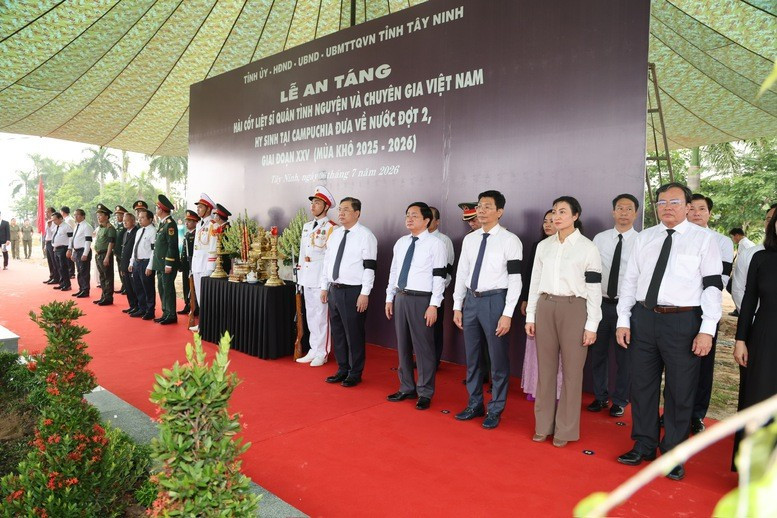 Tại Lễ truy điệu, các đại biểu bày tỏ lòng biết ơn sâu sắc đối với các Anh hùng liệt sĩ đã hiến dâng tuổi xuân, lòng yêu nước và cuộc đời mình vì độc lập dân tộc, hạnh phúc của Nhân dân và nghĩa vụ quốc tế cao cả - Ảnh: VGP Tại Lễ truy điệu, các đại biểu bày tỏ lòng biết ơn sâu sắc đối với các Anh hùng liệt sĩ đã hiến dâng tuổi xuân, lòng yêu nước và cuộc đời mình vì độc lập dân tộc, hạnh phúc của Nhân dân và nghĩa vụ quốc tế cao cả - Ảnh: VGP