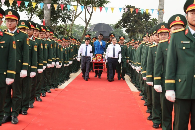 Phó Thủ tướng Thường trực Phạm Gia Túc và các đại biểu truy điệu hài cốt liệt sĩ - Ảnh: VGP Phó Thủ tướng Thường trực Phạm Gia Túc và các đại biểu truy điệu hài cốt liệt sĩ - Ảnh: VGP