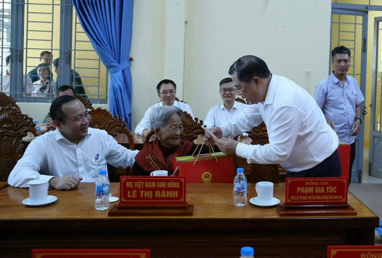 Phó Thủ tướng Thường trực Phạm Gia Túc và đoàn công tác Trung ương thăm, tặng quà mẹ Việt Nam anh hùng Lê Thị Rành - Ảnh: VGP Phó Thủ tướng Thường trực Phạm Gia Túc và đoàn công tác Trung ương thăm, tặng quà mẹ Việt Nam anh hùng Lê Thị Rành - Ảnh: VGP