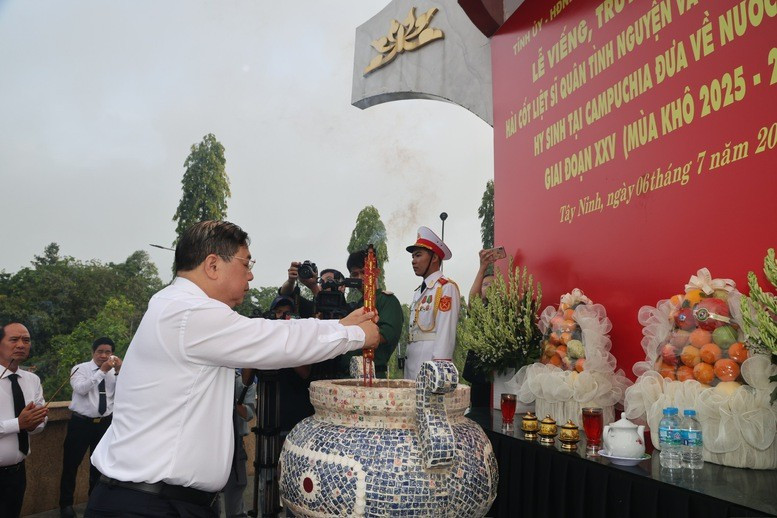 Phó Thủ tướng Thường trực Phạm Gia Túc dâng hương các anh hùng liệt sĩ tại Nghĩa trang Liệt sĩ Vĩnh Hưng - Tân Hưng - Ảnh: VGP Phó Thủ tướng Thường trực Phạm Gia Túc dâng hương các anh hùng liệt sĩ tại Nghĩa trang Liệt sĩ Vĩnh Hưng - Tân Hưng - Ảnh: VGP