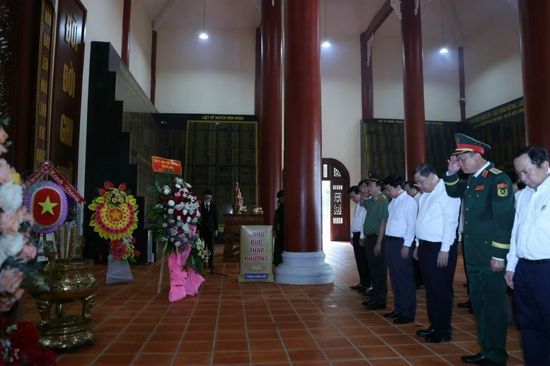 Phó Thủ tướng Thường trực Phạm Gia Túc và đoàn công tác Trung ương tới dâng hương, dâng hoa tưởng niệm các Anh hùng liệt sĩ tại Di tích lịch sử quốc gia khu vực đồn Long Khốt, xã Tuyên Bình, tỉnh Tây Ninh - Ảnh: VGP Phó Thủ tướng Thường trực Phạm Gia Túc và đoàn công tác Trung ương tới dâng hương, dâng hoa tưởng niệm các Anh hùng liệt sĩ tại Di tích lịch sử quốc gia khu vực đồn Long Khốt, xã Tuyên Bình, tỉnh Tây Ninh - Ảnh: VGP