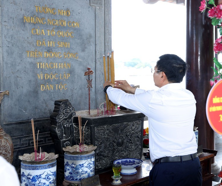 Phó Thủ tướng Nguyễn Văn Thắng dâng hương tại Đền tưởng niệm Chủ tịch Hồ Chí Minh và các anh hùng liệt sĩ tại bến thả hoa bờ Nam sông Thạch Hãn - Ảnh VGP Phó Thủ tướng Nguyễn Văn Thắng dâng hương tại Đền tưởng niệm Chủ tịch Hồ Chí Minh và các anh hùng liệt sĩ tại bến thả hoa bờ Nam sông Thạch Hãn - Ảnh VGP