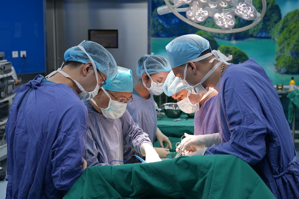Ekip bác sĩ phẫu thuật cấp cứu cho người bệnh. anh-1.jpg