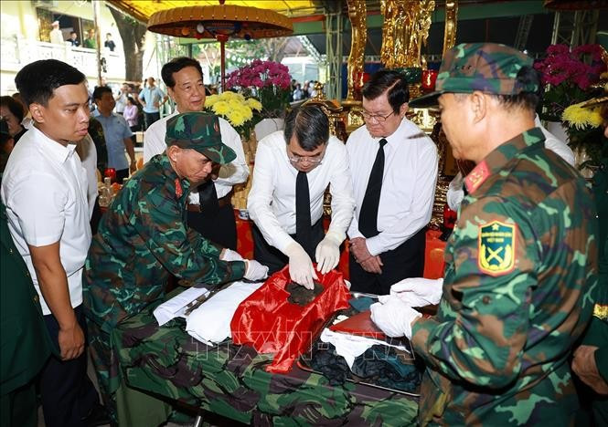 Thủ tướng Lê Minh Hưng tham gia cùng lực lượng tìm kiếm, quy tập hài cốt liệt sĩ tại Công viên Lê Thị Riêng. Ảnh: TTXVN vna-potal-thu-tuong-du-le-trien-khai-tim-kiem-quy-tap-hai-cot-liet-si-tai-cong-vien-le-thi-rieng-phuong-hoa-hung-tp-ho-chi-minh-stand.jpg