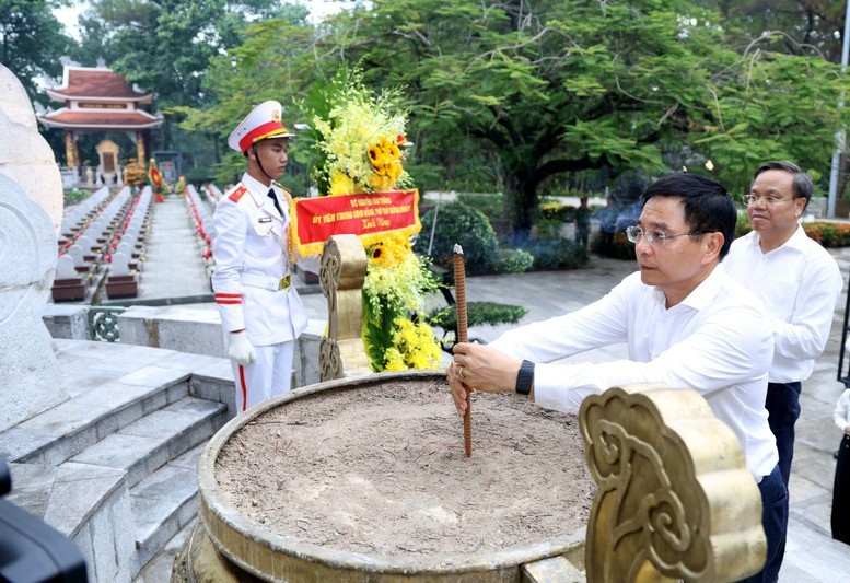 Phó Thủ tướng Chính phủ Nguyễn Văn Thắng dâng hương tưởng nhớ công lao to lớn của các Anh hùng liệt sĩ tại Nghĩa trang liệt sĩ quốc gia Trường Sơn - Ảnh VGP Phó Thủ tướng Chính phủ Nguyễn Văn Thắng dâng hương tưởng nhớ công lao to lớn của các Anh hùng liệt sĩ tại Nghĩa trang liệt sĩ quốc gia Trường Sơn - Ảnh VGP