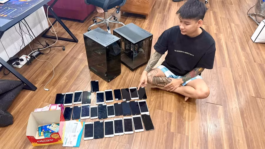 Đối tượng và tang vật bị cơ quan chức năng thu giữ trong vụ thu thập, mua bán trái phép thông tin tài khoản ngân hàng của học sinh. tai-khoan-2.jpg