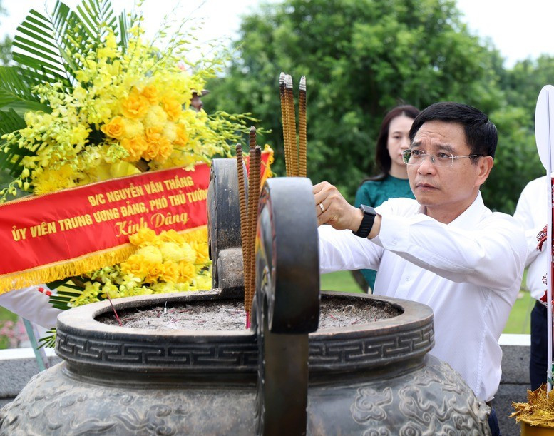 Phó Thủ tướng Nguyễn Văn Thắng dâng hương tri ân các anh hùng liệt sĩ tại Di tích Quốc gia đặc biệt Thành Cổ Quảng Trị - Ảnh VGP Phó Thủ tướng Nguyễn Văn Thắng dâng hương tri ân các anh hùng liệt sĩ tại Di tích Quốc gia đặc biệt Thành Cổ Quảng Trị - Ảnh VGP