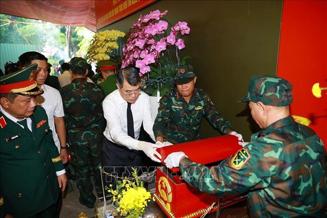 Thủ tướng Lê Minh Hưng tham gia cùng lực lượng tìm kiếm, quy tập hài cốt liệt sĩ tại Công viên Lê Thị Riêng. Ảnh: TTXVN vna-potal-thu-tuong-du-le-trien-khai-tim-kiem-quy-tap-hai-cot-liet-si-tai-cong-vien-le-thi-rieng-phuong-hoa-hung-tp-ho-chi-minh-stand-1.jpg