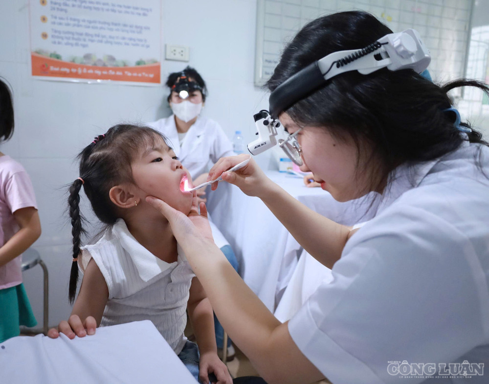 Sáng 30/6, UBND xã Minh Châu phối hợp với Công an thành phố Hà Nội cùng các bệnh viện, cơ sở y tế tuyến Trung ương và thành phố tổ chức Chương trình khám bệnh, tư vấn sức khỏe và cấp phát thuốc miễn phí cho hơn 350 trẻ em lứa tuổi mầm non trên địa bàn xã. Ảnh: Minh Châu clo_br_2aoboqh4u3b8eyvnk6mmh8mttlvbrwhwoebwkhni.jpg