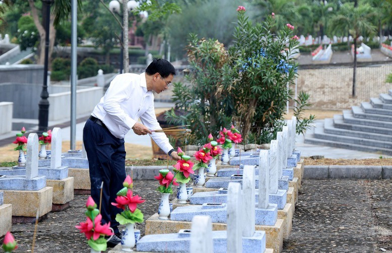 Phó Thủ tướng Nguyễn Văn Thắng thắp hương tri ân các Anh hùng liệt sĩ tại Nghĩa trang liệt sĩ quốc gia Đường 9 - Ảnh VGP Phó Thủ tướng Nguyễn Văn Thắng thắp hương tri ân các Anh hùng liệt sĩ tại Nghĩa trang liệt sĩ quốc gia Đường 9 - Ảnh VGP