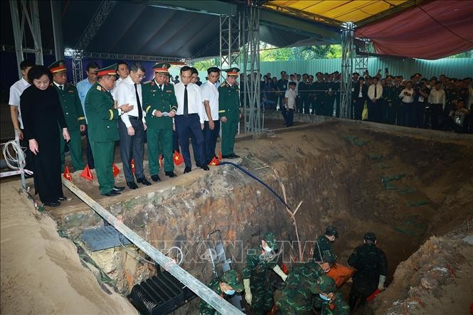 Thời gian tới, TP Hồ Chí Minh sẽ tập trung thực hiện ba nhiệm vụ trọng tâm gồm: tiếp tục tìm kiếm, khai quật và quy tập hài cốt liệt sĩ theo đúng quy trình, bảo đảm an toàn và giữ gìn tối đa các di vật. Ảnh: TTXVN vna-potal-thu-tuong-du-le-trien-khai-tim-kiem-quy-tap-hai-cot-liet-si-tai-cong-vien-le-thi-rieng-phuong-hoa-hung-tp-ho-chi-minh-stand-2.jpg