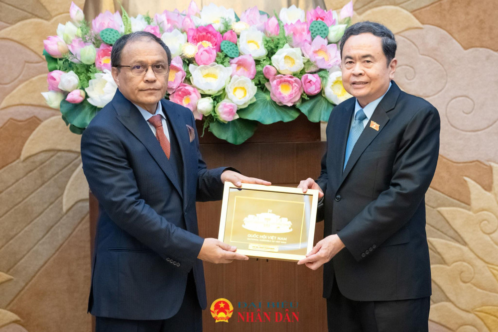 Chủ tịch Quốc hội Trần Thanh Mẫn trao quà lưu niệm tặng Tổng Chưởng lý Malaysia Tan Sri Mohd Dusuki Mokhtar. Ảnh: daibieunhandan.vn.