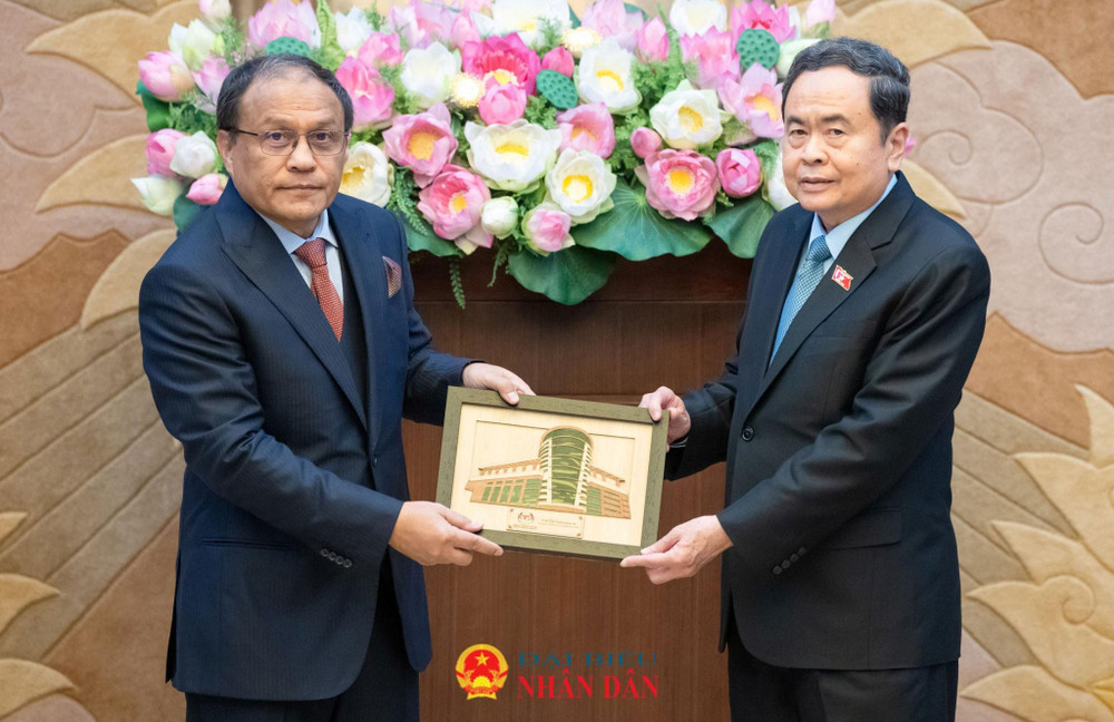 Tổng Chưởng lý Malaysia Tan Sri Mohd Dusuki Mokhtar trao quà lưu niệm tặng Chủ tịch Quốc hội Trần Thanh Mẫn. Ảnh: daibieunhandan.vn.