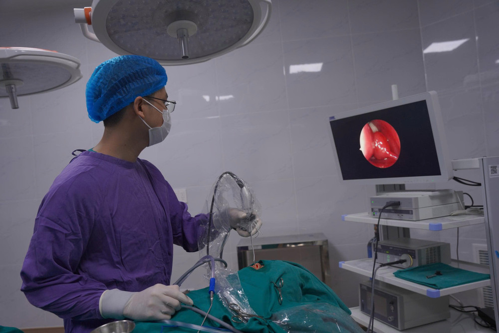 Bác sỹ phẫu thuật lấy chiếc răng mọc lạc trong hốc mũi của bệnh nhi 8 tuổi (ảnh ĐVCC) 1783476245368-7020462797444541469-7020462797444541469-51cc7cff070809d60c9b6a5659103614.jpg