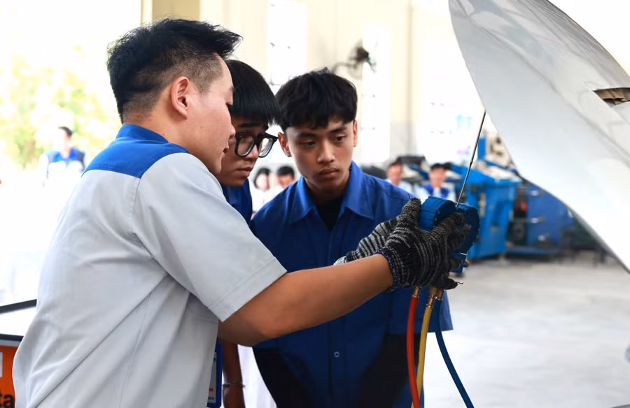 Thầy và trò Khoa Công nghệ Ô tô trong giờ thực hành. 699273735-1627113349416237-6256058297301823008-n.jpg
