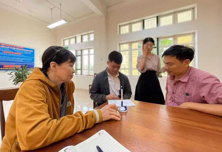 Em Lê Tuấn Anh cùng mẹ đến đăng ký học ngành Kỹ thuật sửa chữa, lắp ráp máy tính. z8019543114785-d565f1f9361ce176a394ae11e0952809.jpg