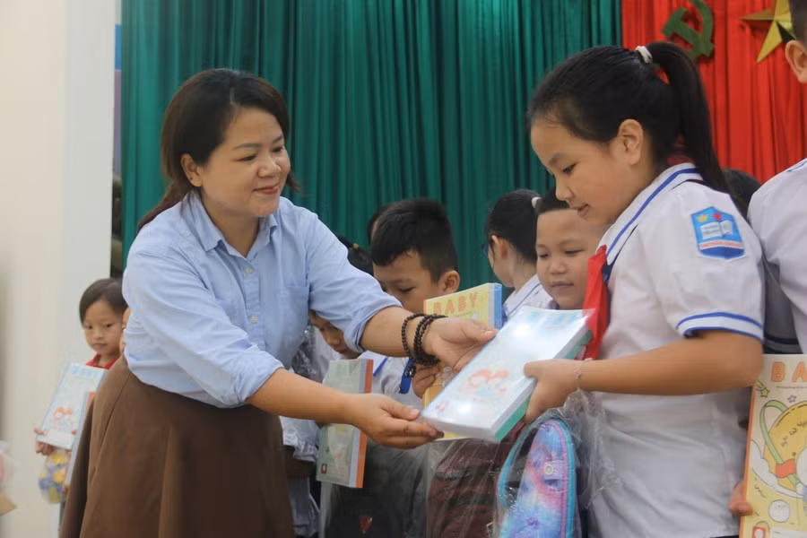 Việc dùng chung một bộ sách giáo khoa giúp phụ huynh mua sắm thuận lợi hơn. img-8621.jpg