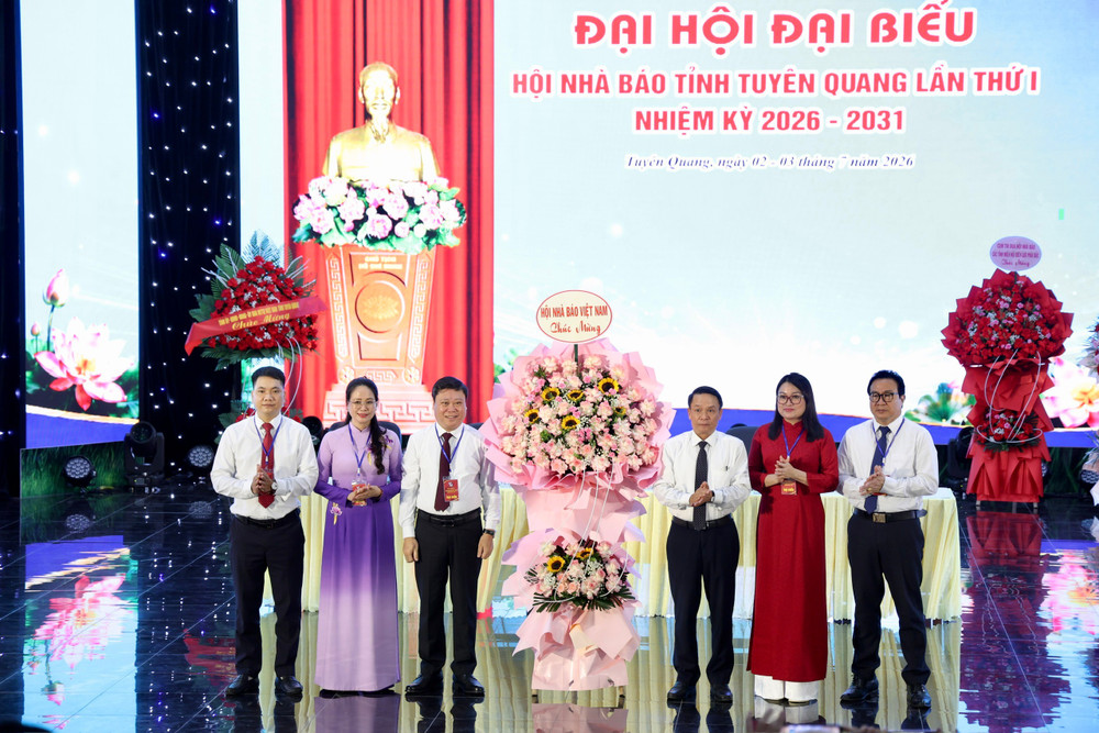 pho-chu-tich-thuong-truc-hoi-nha-bao-viet-nam-nguyen-duc-loi-tang-hoa-chuc-mung-dai-hoi.jpg
