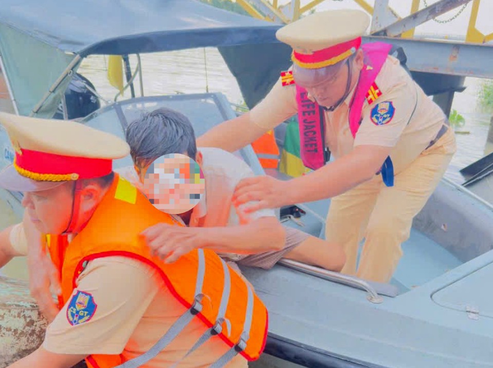 Lực lượng CSGT Đường thủy Công an Vĩnh Long kịp thời cứu người đàn ông.