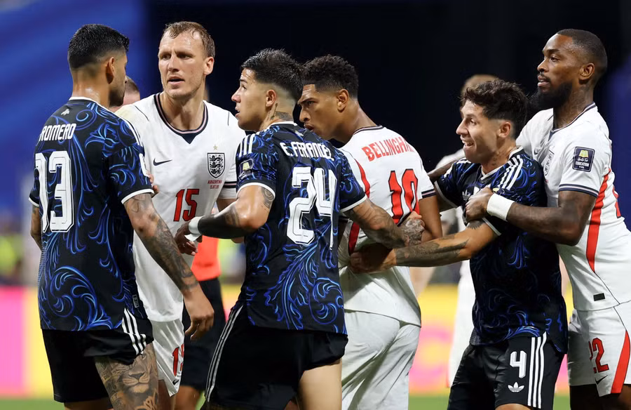 Tiền vệ Jude Bellingham cũng lao vào điểm nóng và phải được Ollie Watkins giữ lại. Ở một khu vực khác, hậu vệ Dan Burn (Anh) bị tiền vệ Enzo Fernandez và trung vệ Cristian Romero (Argentina) vây quanh, trong khi Ivan Toney (Anh) ôm giữ hậu vệ Gonzalo Montiel (Argentina). Ảnh: Reuters. anh-3.jpg