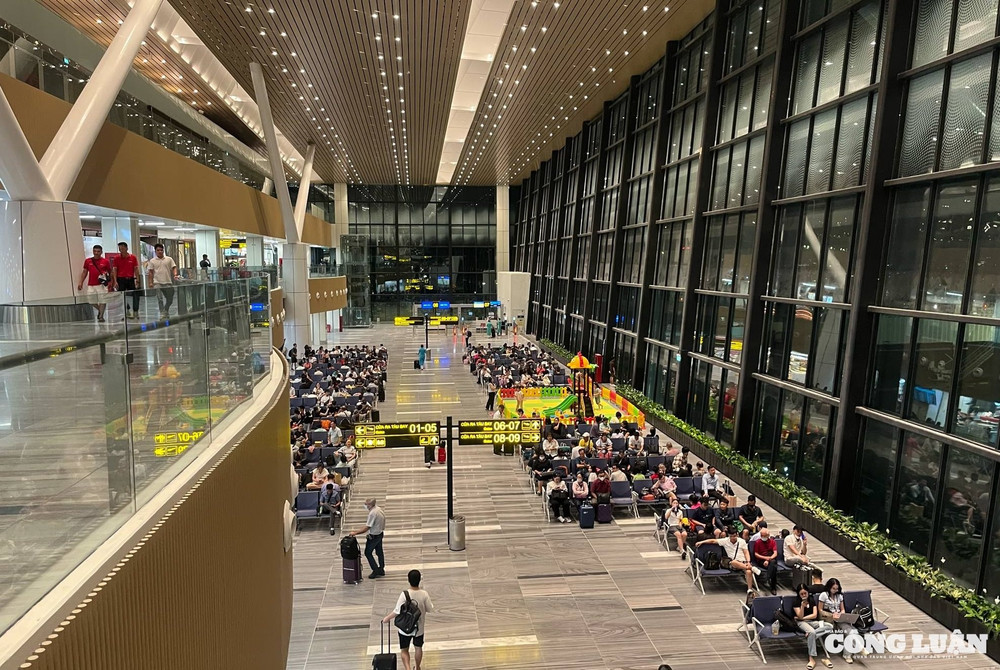 Hình ảnh hành khách di chuyển qua Nhà ga T3 cảng hàng không quốc tế Tân Sơn Nhất. nha-ga-t3.jpg