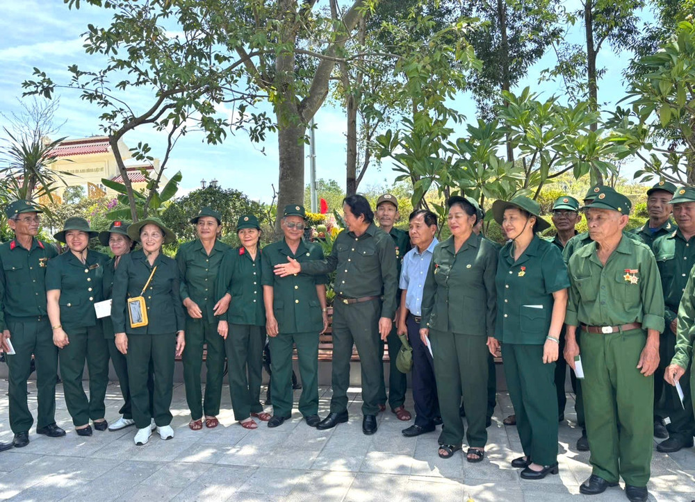 Đồng chí Thân Đức Nam cùng các đại biểu và cựu Thanh niên xung phong gặp gỡ, thăm hỏi, động viên các hội viên trong chương trình hành hương về nguồn và tri ân tại tỉnh Quảng Trị. Ảnh TP 1784381361274-4487073657657225484-4487073657657225484-o.jpg