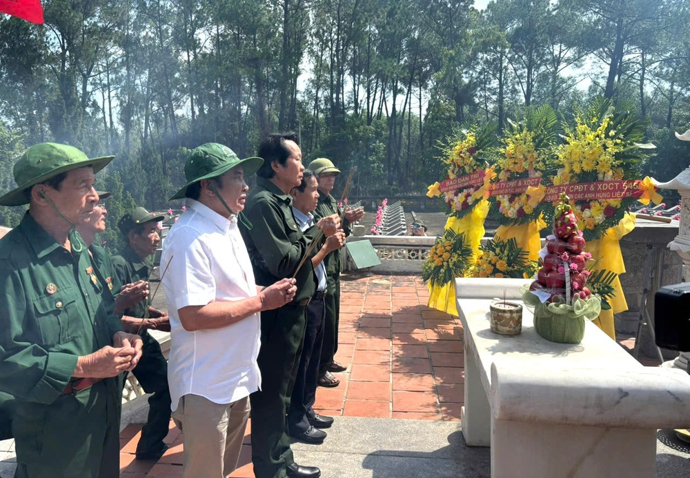 Đoàn công tác Trung ương Hội Cựu Thanh niên xung phong Việt Nam thành kính dâng hương tưởng niệm các Anh hùng liệt sĩ tại Nghĩa trang Liệt sĩ Cục Công trình, tỉnh Quảng Trị. Ảnh TP 1784381361089-4487073657657225484-4487073657657225484-o.jpg