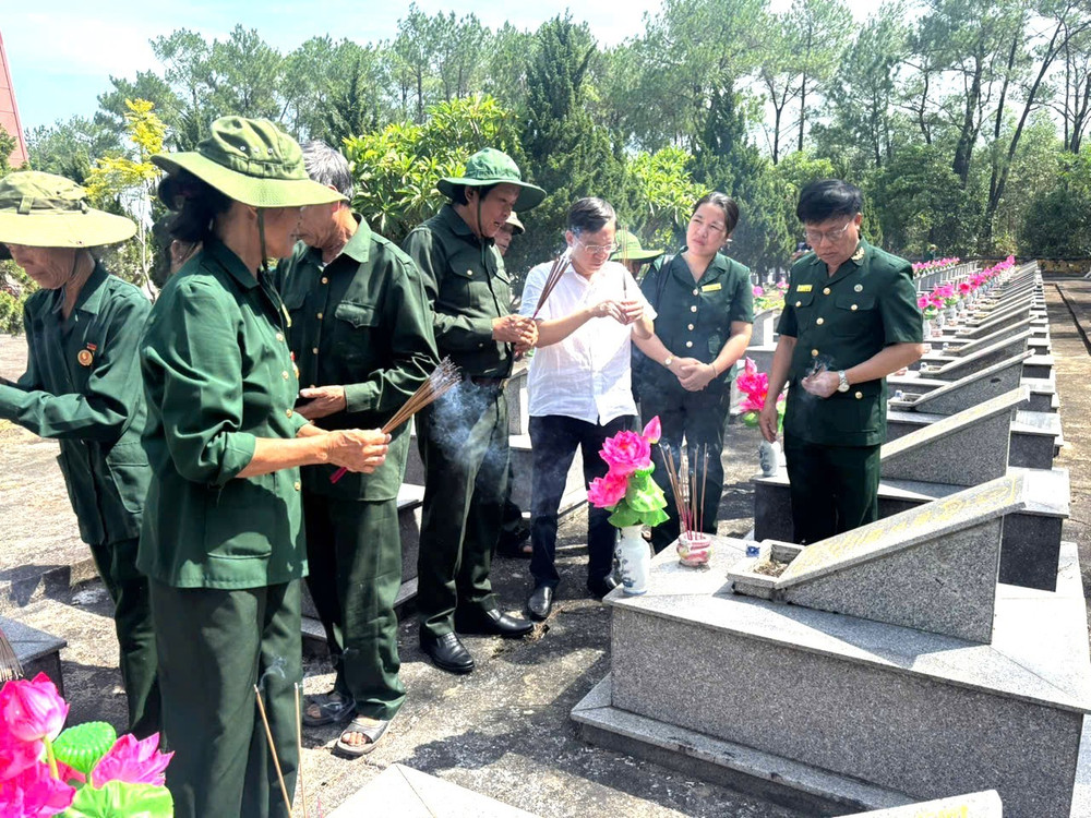Đồng chí Thân Đức Nam cùng đoàn công tác Trung ương Hội Cựu Thanh niên xung phong Việt Nam và các cựu TNXP thành kính dâng hương tại từng phần mộ liệt sĩ trong chương trình hành hương về nguồn, tri ân các Anh hùng liệt sĩ tại tỉnh Quảng Trị. Ảnh TP 1784381361145-4487073657657225484-4487073657657225484-o.jpg