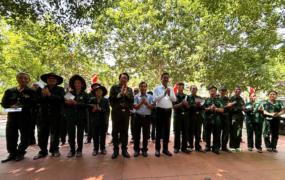 Niềm vui của các cựu Thanh niên xung phong khi nhận những phần quà tri ân từ Trung ương Hội Cựu TNXP Việt Nam trong những ngày tháng Bảy nghĩa tình. Ảnh TP 1784381361221-4487073657657225484-4487073657657225484-h.jpg