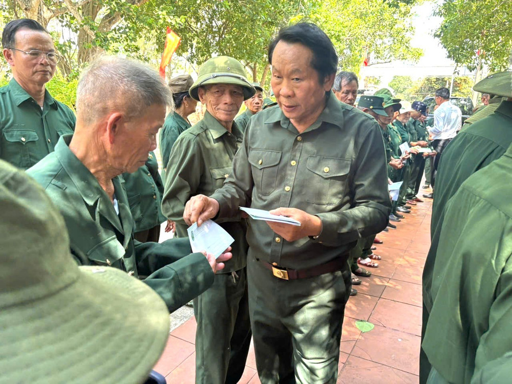 Đồng chí Thân Đức Nam trao quà tri ân cho các cựu Thanh niên xung phong trong chương trình hành hương về nguồn và "Đền ơn đáp nghĩa" tại tỉnh Quảng Trị. Ảnh TP 1784381361193-4487073657657225484-4487073657657225484-o.jpg