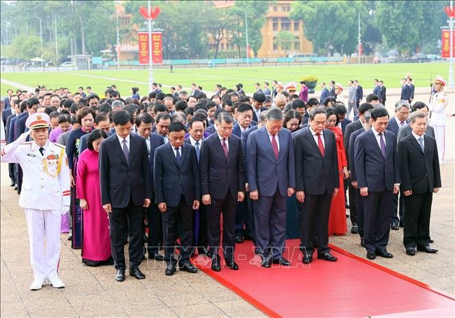 Đoàn đại biểu Ban Chấp hành Trung ương Đảng đến đặt vòng hoa và vào Lăng viếng Chủ tịch Hồ Chí Minh. Ảnh: An Đăng/TTXVN 91.jpg