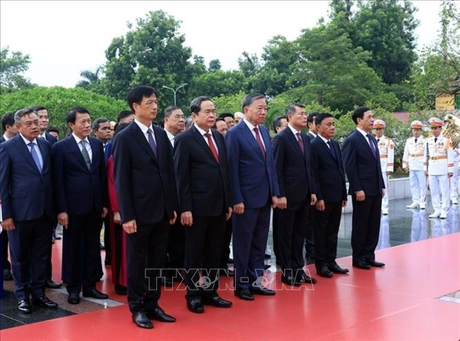 Đoàn đại biểu Ban chấp hành Trung ương Đảng đến đặt vòng hoa tại Đài tưởng niệm các Anh hùng liệt sĩ trên đường Bắc Sơn, Hà Nội. Ảnh: Tuấn Anh/TTXVN 97.jpg