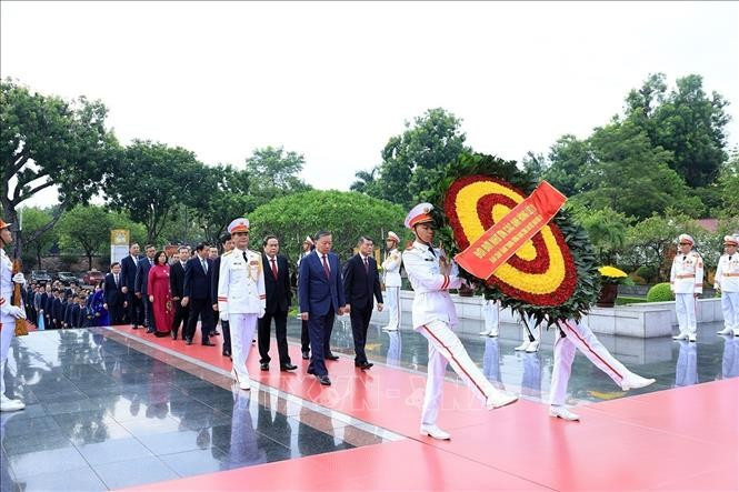 Đoàn đại biểu Ban chấp hành Trung ương Đảng đến đặt vòng hoa tại Đài tưởng niệm các Anh hùng liệt sĩ trên đường Bắc Sơn, Hà Nội. Ảnh: Tuấn Anh/TTXVN 95.jpg