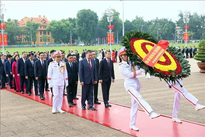 Đoàn đại biểu Ban Chấp hành Trung ương Đảng đến đặt vòng hoa và vào Lăng viếng Chủ tịch Hồ Chí Minh. Ảnh: An Đăng/TTXVN 90.jpg