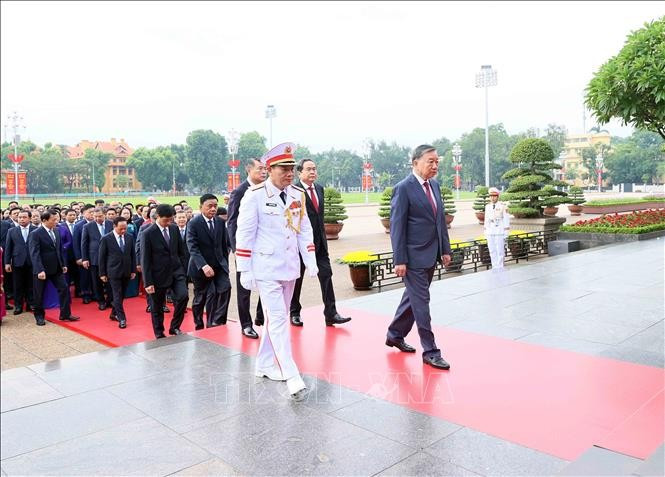 Tổng Bí thư, Chủ tịch nước Tô Lâm dẫn đầu Đoàn đại biểu Ban Chấp hành Trung ương Đảng vào Lăng viếng Chủ tịch Hồ Chí Minh. Ảnh: An Đăng/TTXVN 93.jpg