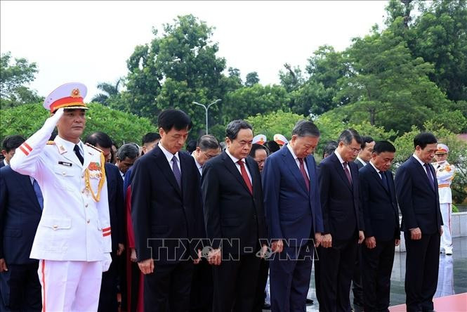 Đoàn đại biểu Ban chấp hành Trung ương Đảng đến đặt vòng hoa tại Đài tưởng niệm các Anh hùng liệt sĩ trên đường Bắc Sơn, Hà Nội. Ảnh: Tuấn Anh/TTXVN 96.jpg