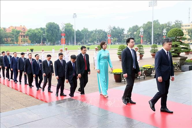 Đại biểu vào Lăng viếng Chủ tịch Hồ Chí Minh. Ảnh: An Đăng/TTXVN 94.jpg