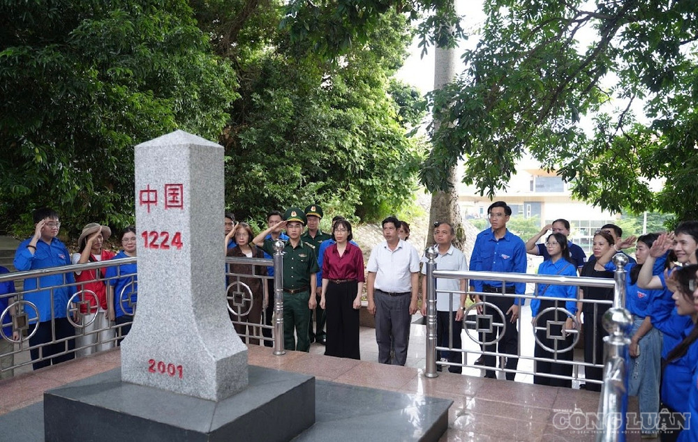 Lễ chào cờ tại cột mốc biên giới, thăm cột mốc quốc gia và thăm, động viên cán bộ, chiến sĩ Đồn Biên phòng Cửa khẩu Quốc tế Chi Ma. clo_br_img-3399.jpg