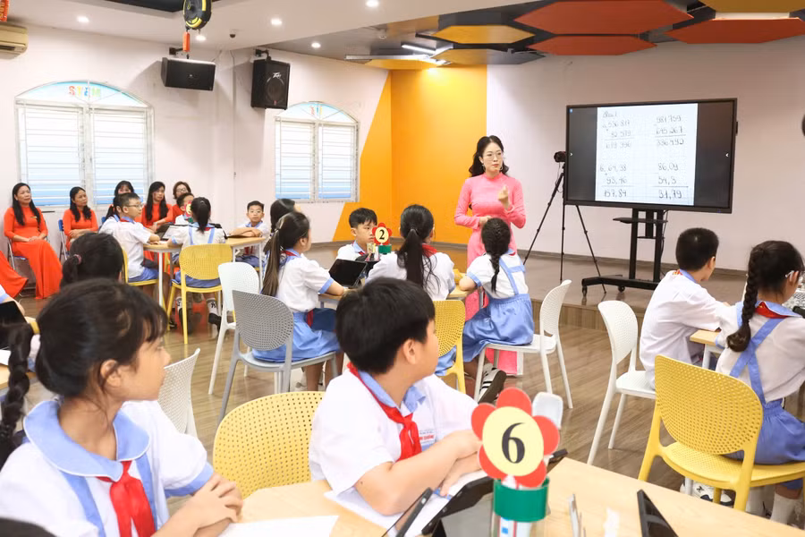 Cô trò Trường Tiểu học Đinh Tiên Hoàng trong chuyên đề "Nâng cao hiệu quả công tác kiểm tra, đánh giá phát triển năng lực, phẩm chất cho học sinh tiểu học". hp.jpg