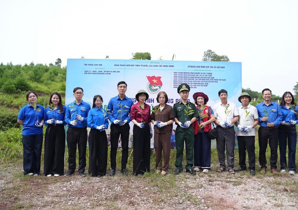 Chương trình trồng rừng "Hành trình phủ xanh đất biên". clo_br_img-3390.jpg