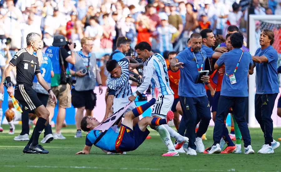 Tiền vệ Gavi bị quật ngã giữa cuộc xô xát với các cầu thủ Argentina. Ảnh: Reuters. 4.jpg