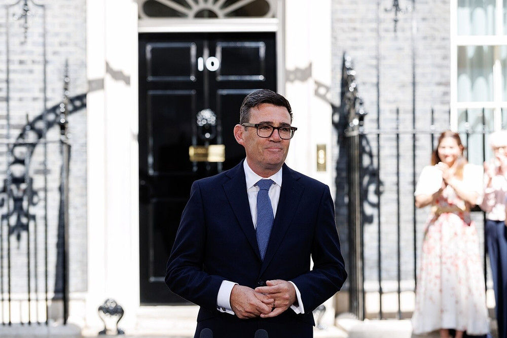 Tân Thủ tướng Anh Andy Burnham có bài phát biểu chính thức đầu tiên trước Số 10 phố Downing. Ảnh: Chính phủ Anh thu-tuong-anh-2.jpg