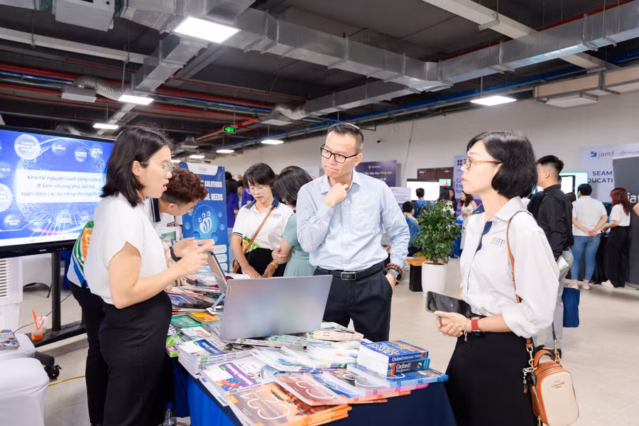 Doanh nghiệp trực tiếp giới thiệu sản phẩm và tư vấn giải pháp công nghệ tới các trường học, đơn vị đào tạo và khách tham quan. dk102753.jpg