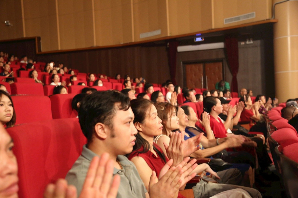 Vở kịch hát ví, giặm “Khoảng trời con gái” công diễn tại Hà Nội đã chạm tới cảm xúc sâu lắng của khán giả Thủ đô. Ảnh: Vi Giáng 1kh2.jpg