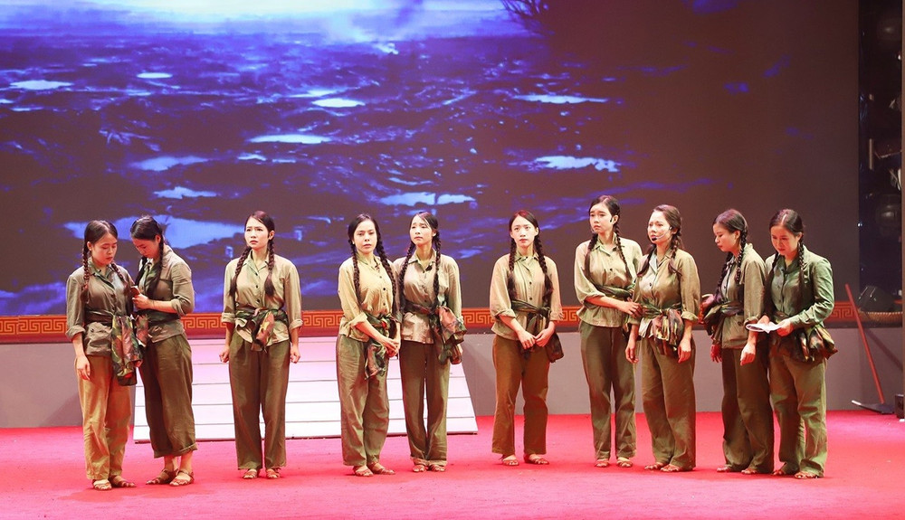 Vở kịch hát “Khoảng trời con gái” tái hiện chân thực hình ảnh những nữ thanh niên xung phong mang trong mình những ước mơ rất đỗi bình dị về gia đình, tình yêu, hạnh phúc và tương lai. Ảnh: BHT 1kh1.jpg