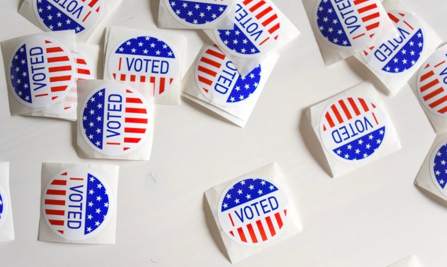 Sticker "I Voted" (Tôi đã bỏ phiếu) được phát cho cử tri sau khi họ bỏ phiếu ở Mỹ. Ảnh: Unsplash screenshot-2026-07-24-at-102422.jpg