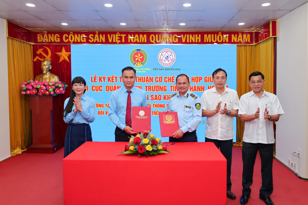 Lãnh đạo hai đơn vị chứng kiến lễ ký kết ky.jpg