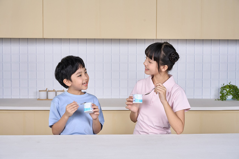Lượng đường tự do khuyến nghị đối với trẻ từ 3-11 tuổi là dưới 15g/ngày, còn trẻ từ 12-17 tuổi là dưới 25g/ngày. th-milk0484.jpg