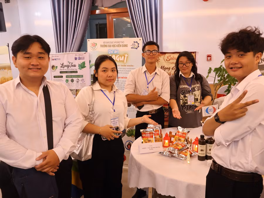 Nhóm sinh viên Đại học Trà Vinh bên sản phẩm “SABAY - Viên súp bún nước lèo ăn liền”.